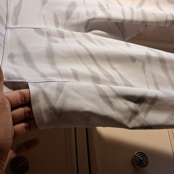 Athleta Salutation Stash Tight Leggings Zebra Light Grey 7/8 Size Extra Small - Picture 3 of 8